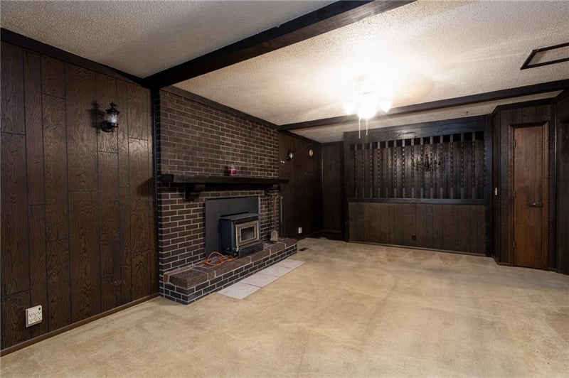 483 Meadowbrook Rd, Kansas City, MO 64119