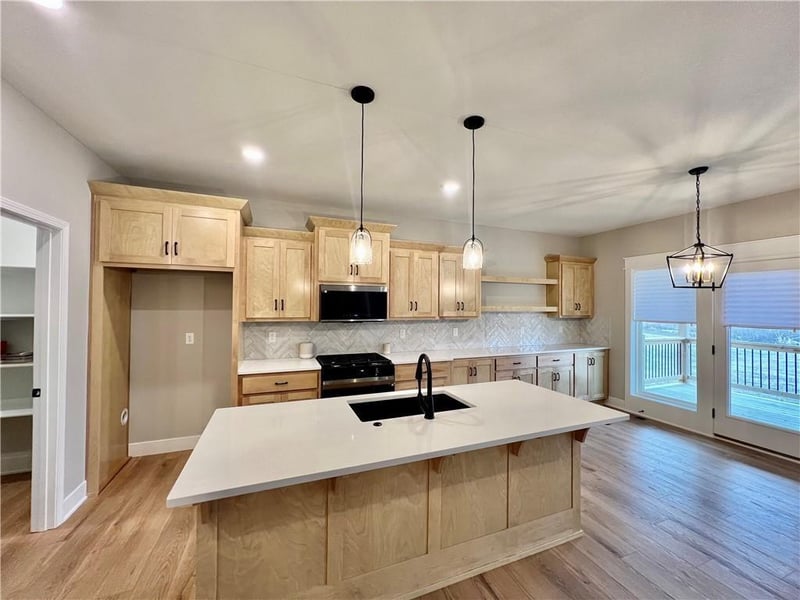 1913 Longview Dr, Liberty, MO 64068