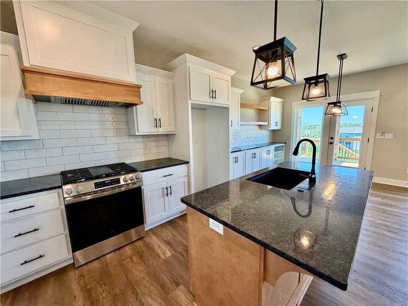 1909 Longview Dr, Liberty, MO 64068