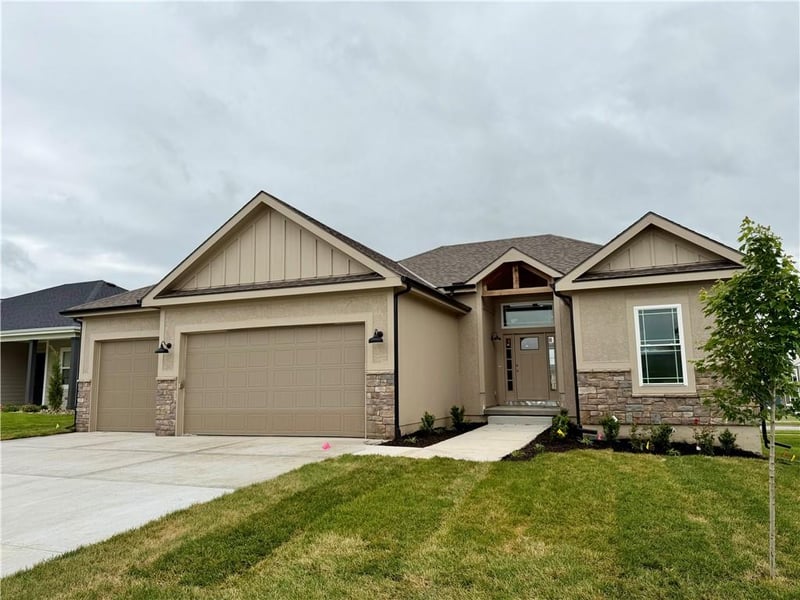 1909 Longview Dr, Liberty, MO 64068