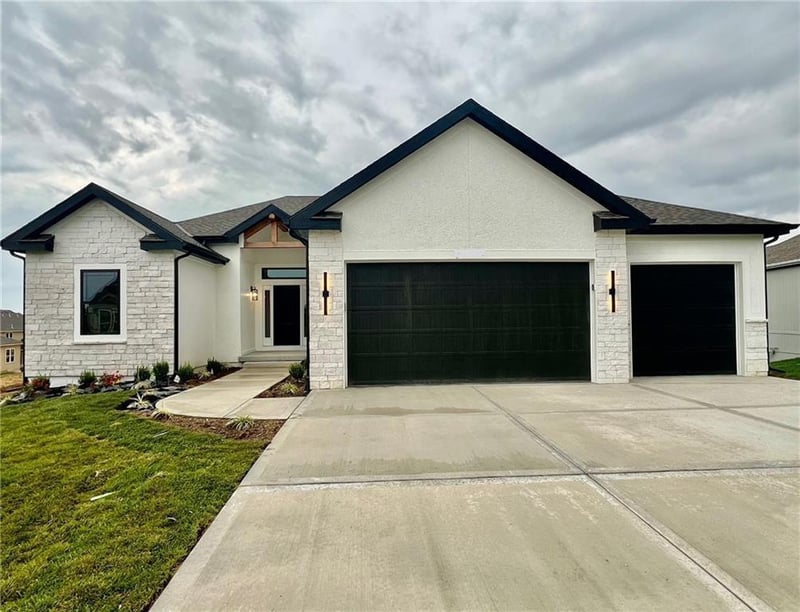 1909 Longview Dr, Liberty, MO 64068