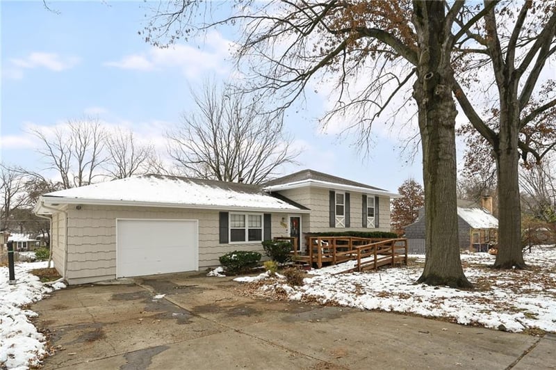 9227 Eastern Ave, Kansas City, MO 64138