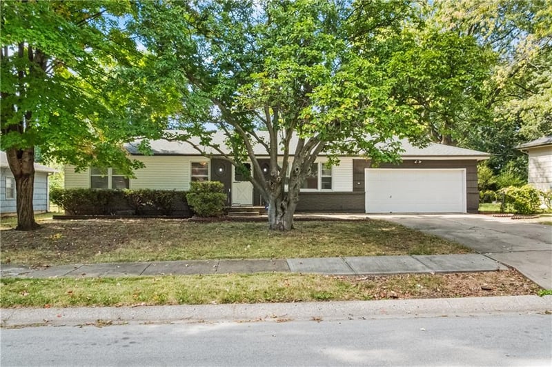 10104 Cambridge Ave, Kansas City, MO 64134