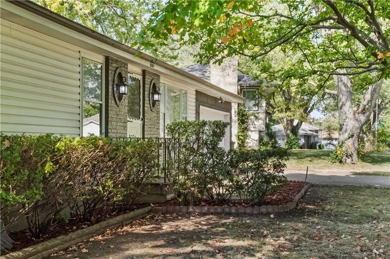 10104 Cambridge Ave, Kansas City, MO 64134