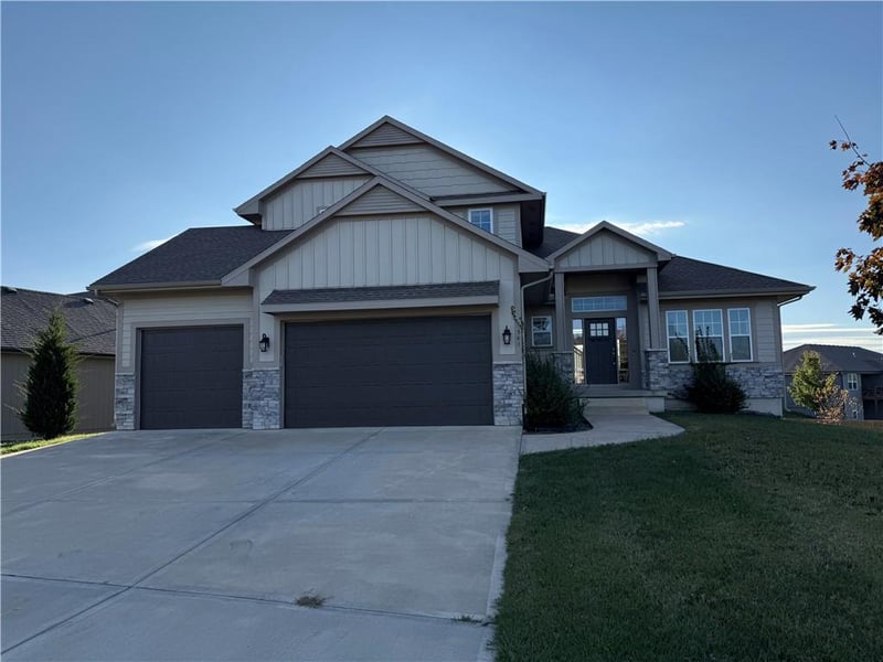 548 Colonial Dr, Blue Springs, MO 64014