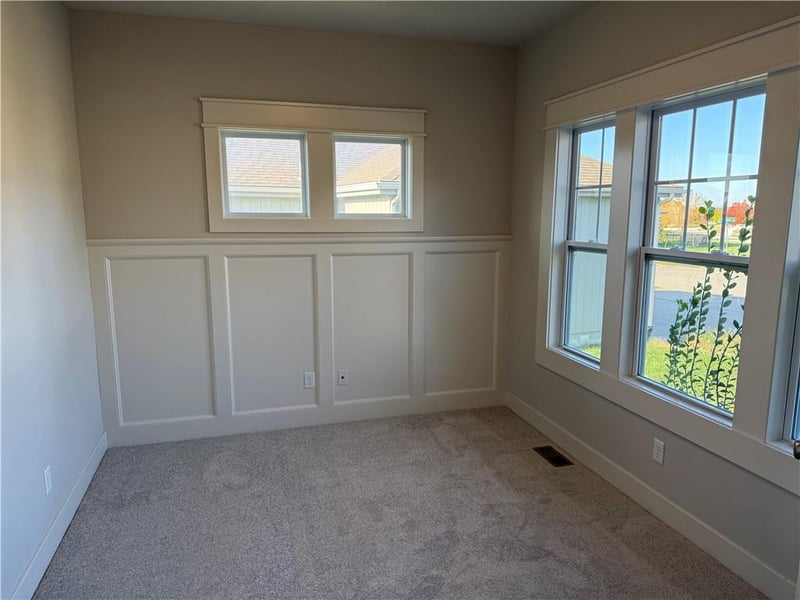 548 Colonial Dr, Blue Springs, MO 64014