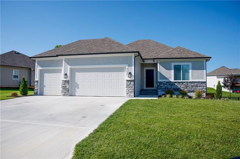 2625 Summer Creek Pl, Blue Springs, MO 64015