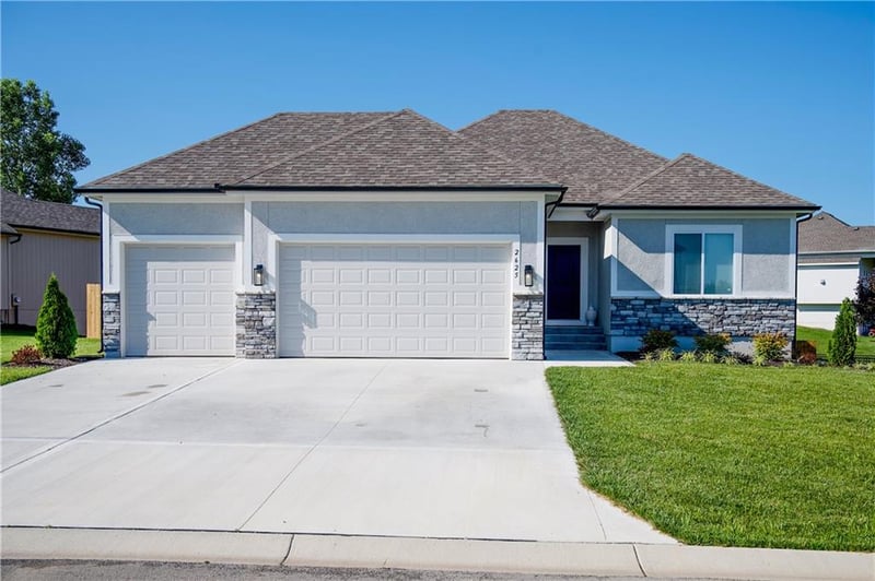 2625 Summer Creek Pl, Blue Springs, MO 64015