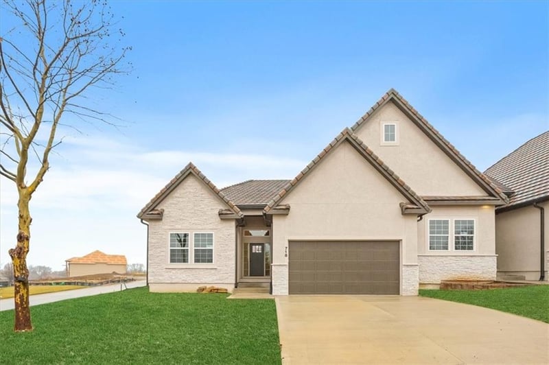 718 Lone Hill Dr #A, Lee's Summit, MO 64064