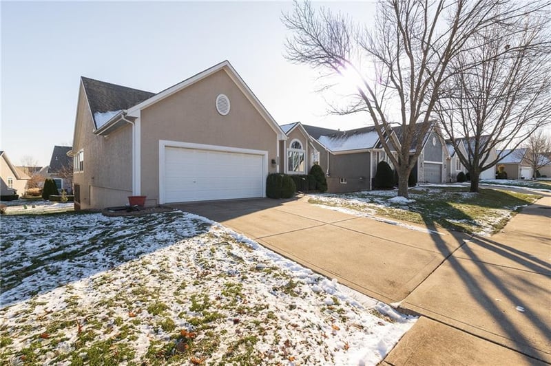 913 Lauren Ct, Lee's Summit, MO 64081