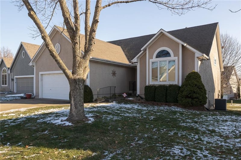 913 Lauren Ct, Lee's Summit, MO 64081