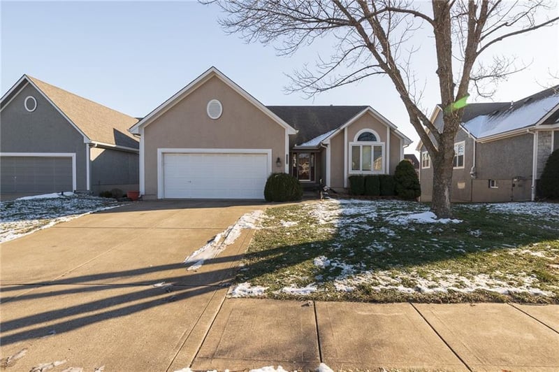 913 Lauren Ct, Lee's Summit, MO 64081