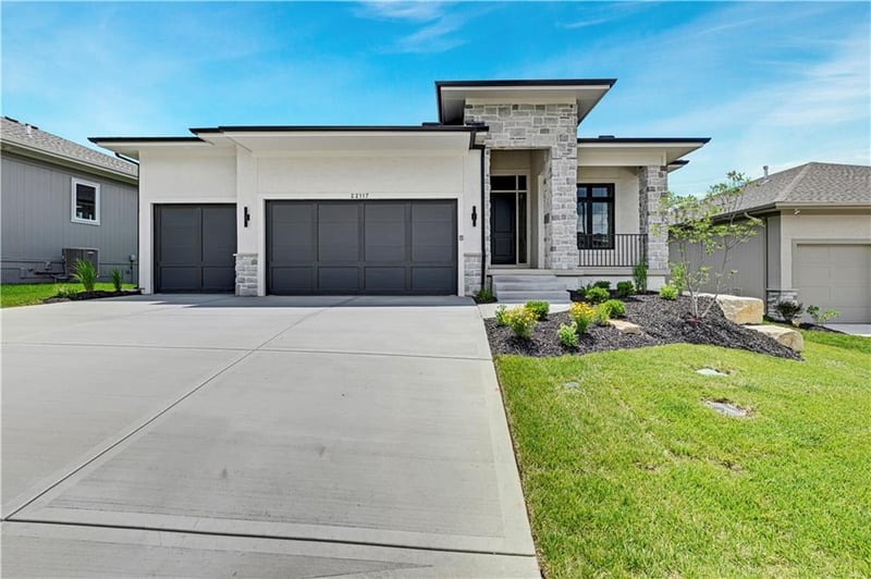 22117 94th Ter, Lenexa, KS 66220
