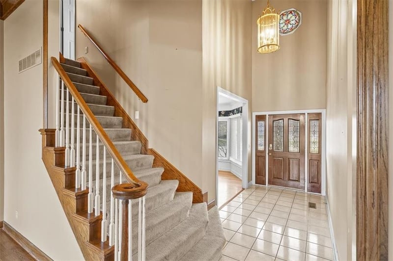 723 High Point Dr, Lee's Summit, MO 64081