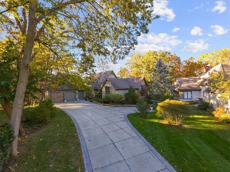 16750 S Village Dr, Loch Lloyd, MO 64012