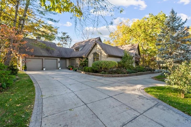 16750 S Village Dr, Loch Lloyd, MO 64012