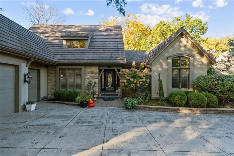 16750 S Village Dr, Loch Lloyd, MO 64012