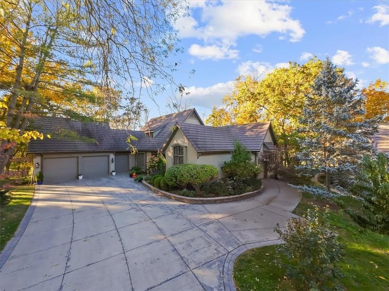 16750 S Village Dr, Loch Lloyd, MO 64012