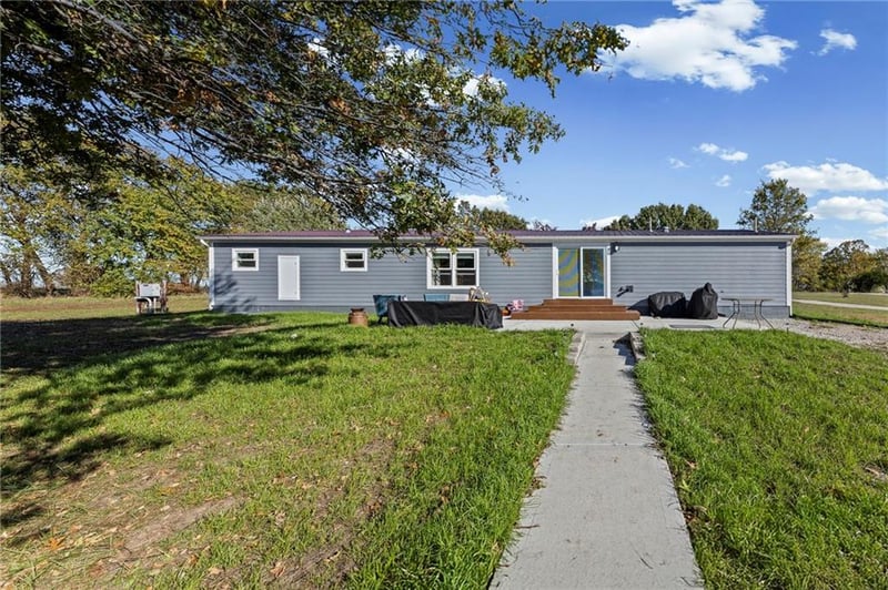 38740 Hedge Ln, Fontana, KS 66026
