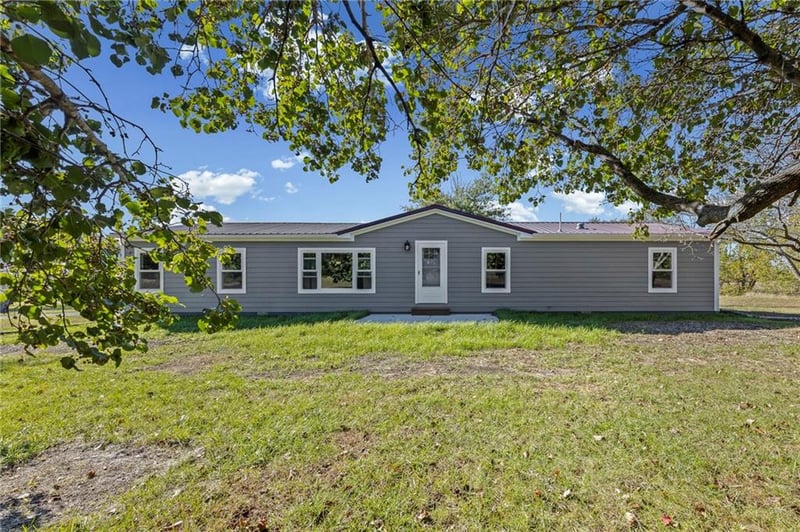 38740 Hedge Ln, Fontana, KS 66026