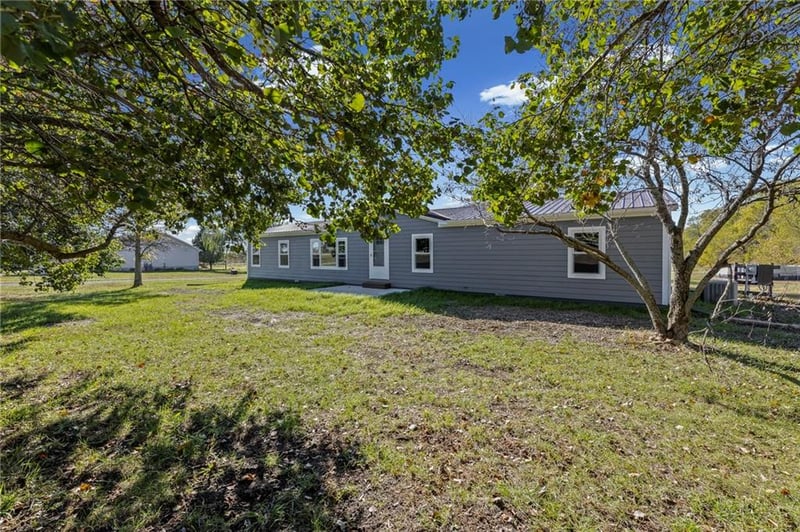 38740 Hedge Ln, Fontana, KS 66026