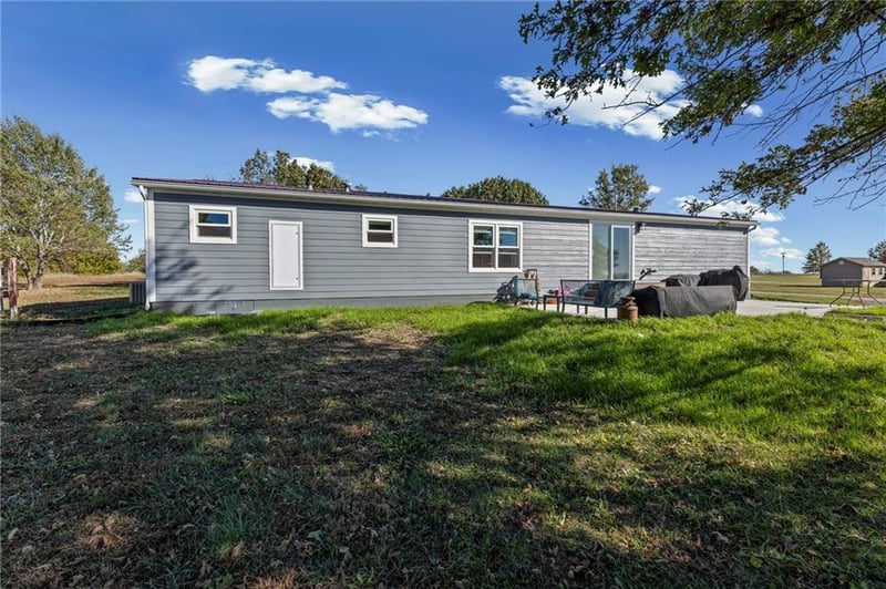 38740 Hedge Ln, Fontana, KS 66026