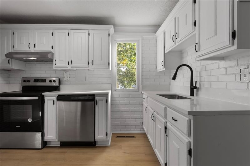 1005 62nd St, Gladstone, MO 64118