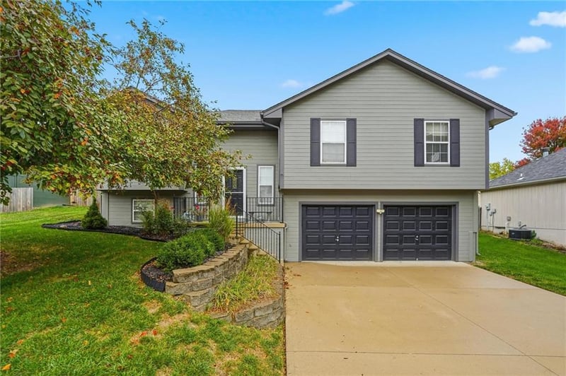 1809 Ridgewood Dr, Blue Springs, MO 64014