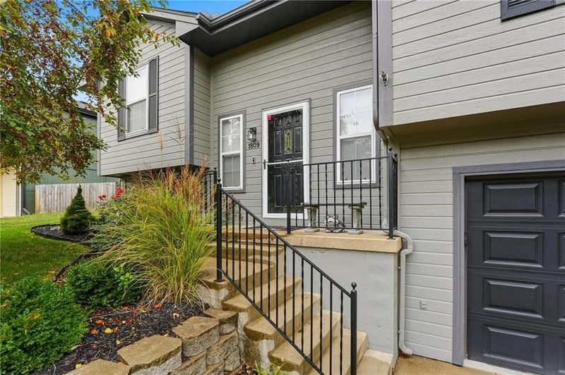 1809 Ridgewood Dr, Blue Springs, MO 64014