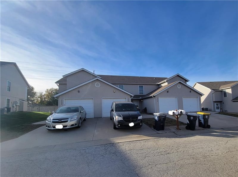 10620-10626 Locust Ct, Kansas City, MO 64155