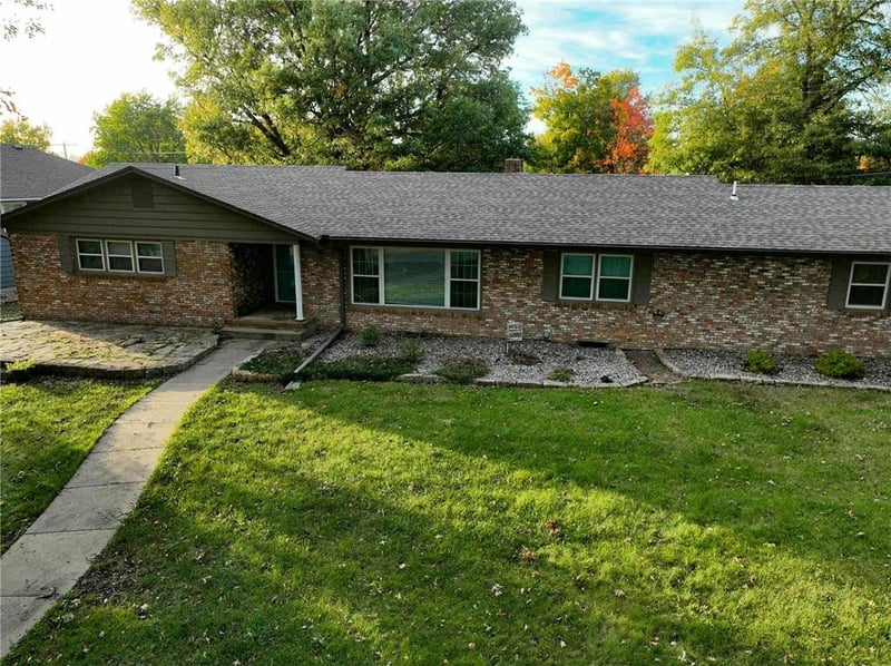 402 Minnetare Ln, Hiawatha, KS 66434