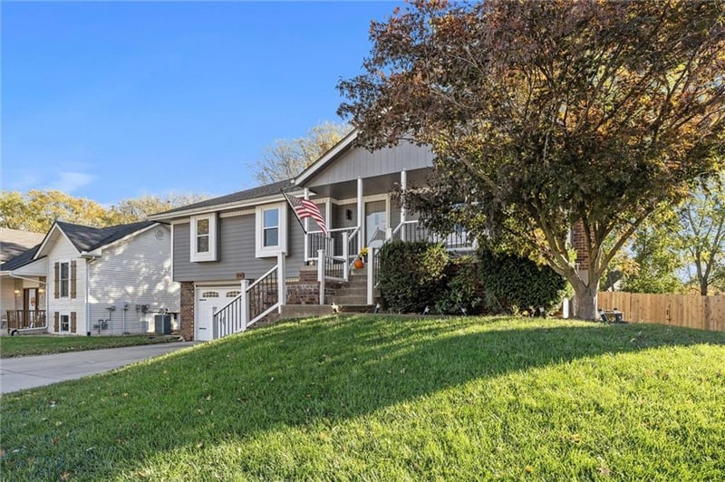 1941 Patterson Dr, Lee's Summit, MO 64086