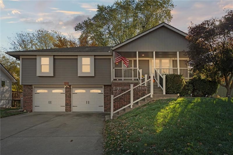 1941 Patterson Dr, Lee's Summit, MO 64086