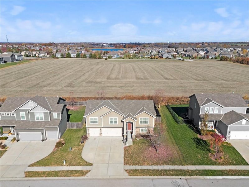 101 Ayden Ln, Lee's Summit, MO 64064