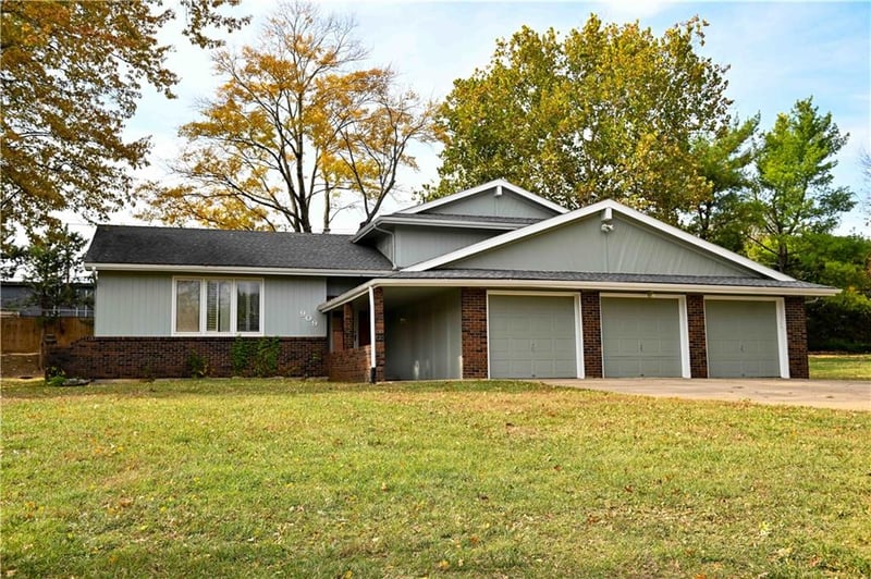 909 Tam O'shanter St, Kansas City, MO 64145