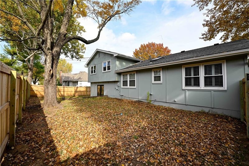 909 Tam O'shanter St, Kansas City, MO 64145