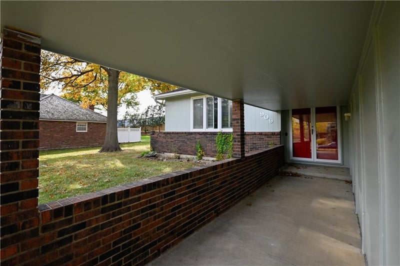 909 Tam O'shanter St, Kansas City, MO 64145
