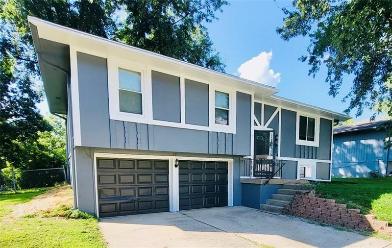 1518 15th St, Oak Grove, MO 64075