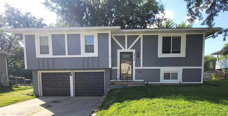 1518 15th St, Oak Grove, MO 64075