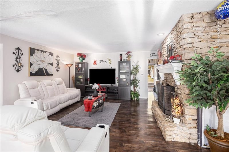 901 109th Ter, Kansas City, MO 64131