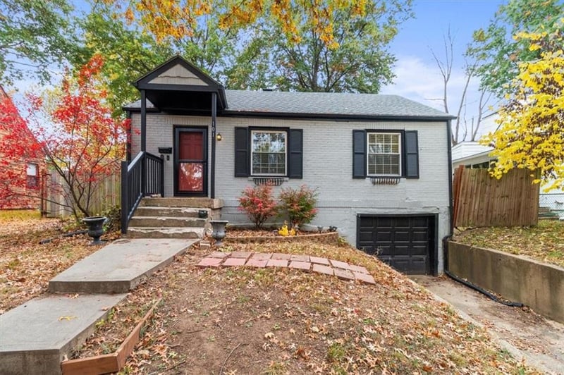 101 Pocahontas Ln, Kansas City, MO 64114