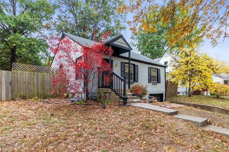 101 Pocahontas Ln, Kansas City, MO 64114