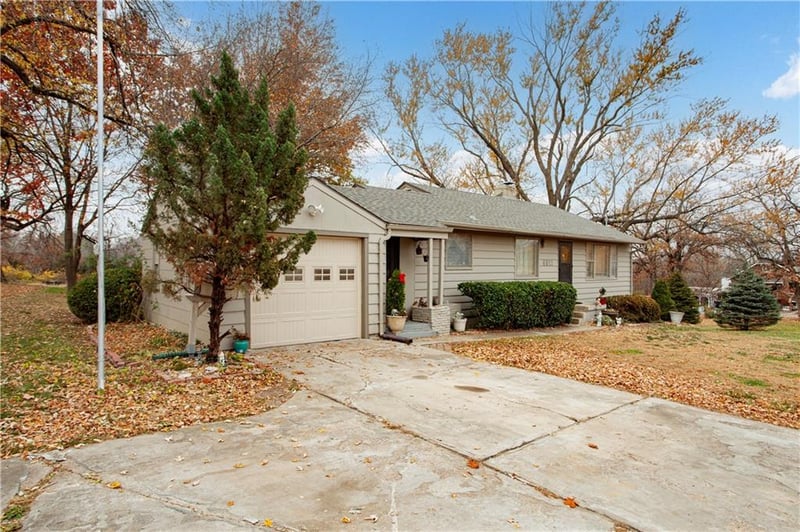 6811 Blue Pw, Kansas City, MO 64129