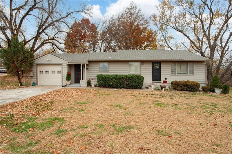 6811 Blue Pw, Kansas City, MO 64129