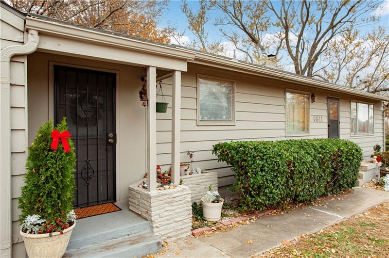 6811 Blue Pw, Kansas City, MO 64129