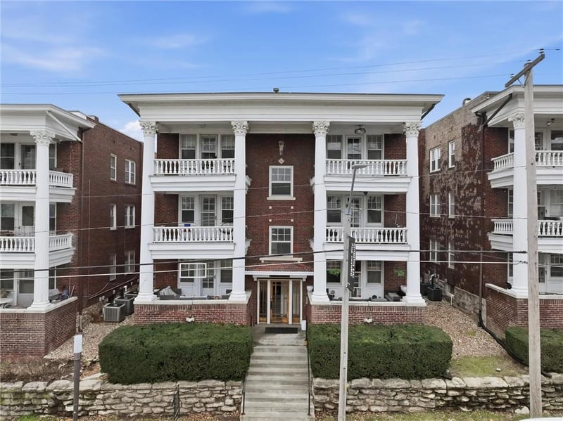 311 43rd St #2W, Kansas City, MO 64111