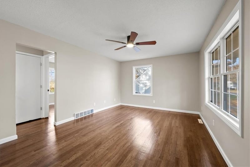 7504 49th St, Kansas City, MO 64129