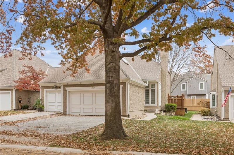 12537 Broadmoor St, Overland Park, KS 66209