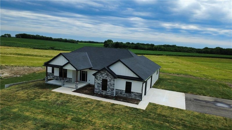 7203 92 Hw, Smithville, MO 64089
