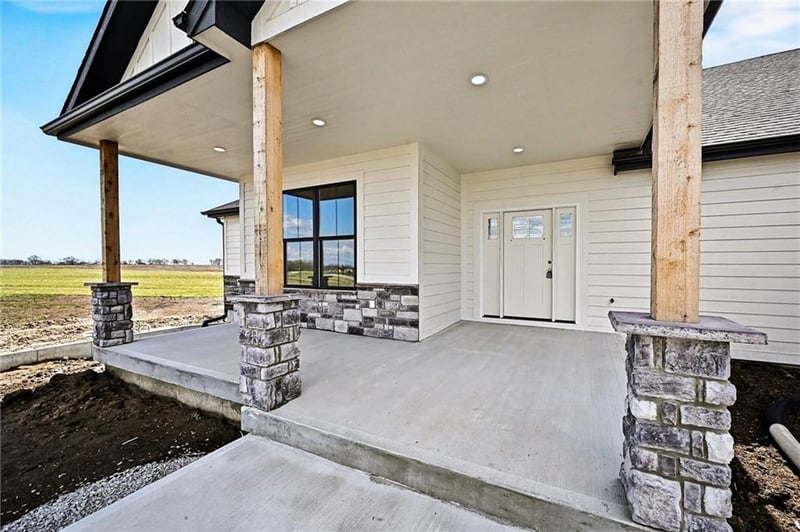 7203 92 Hw, Smithville, MO 64089
